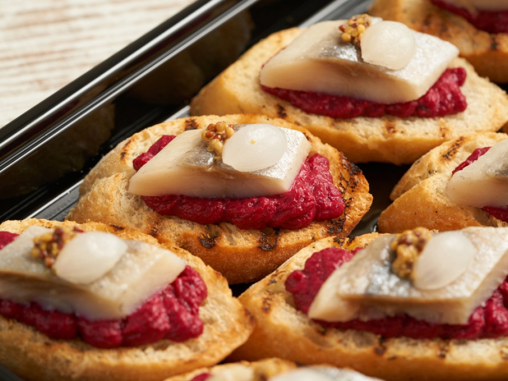 Брускетта с подкопченной сельдью, свекольным хумусом 8 шт.