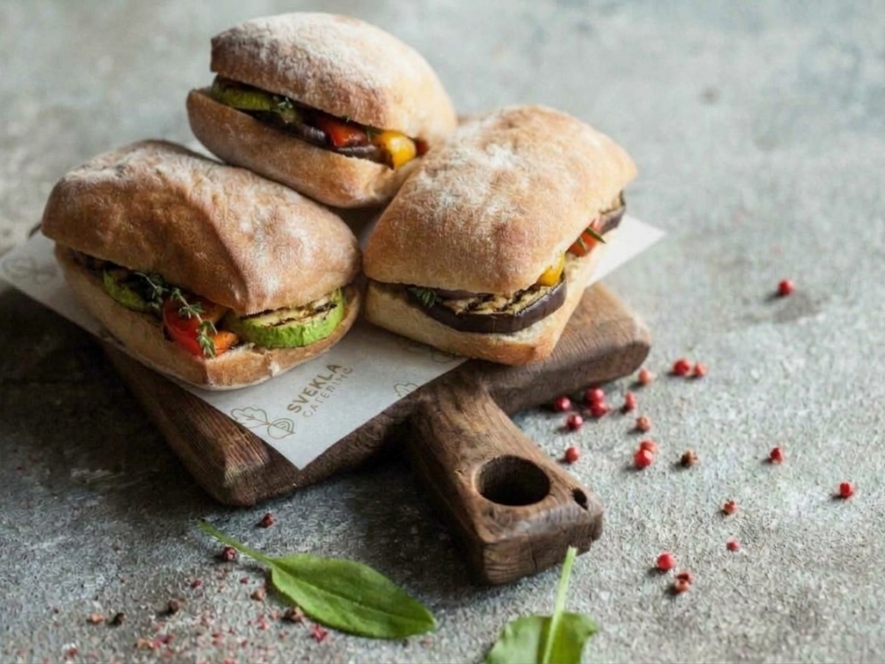 Чиабатта с печёными овощами на гриле и соусом песто, 8 шт.