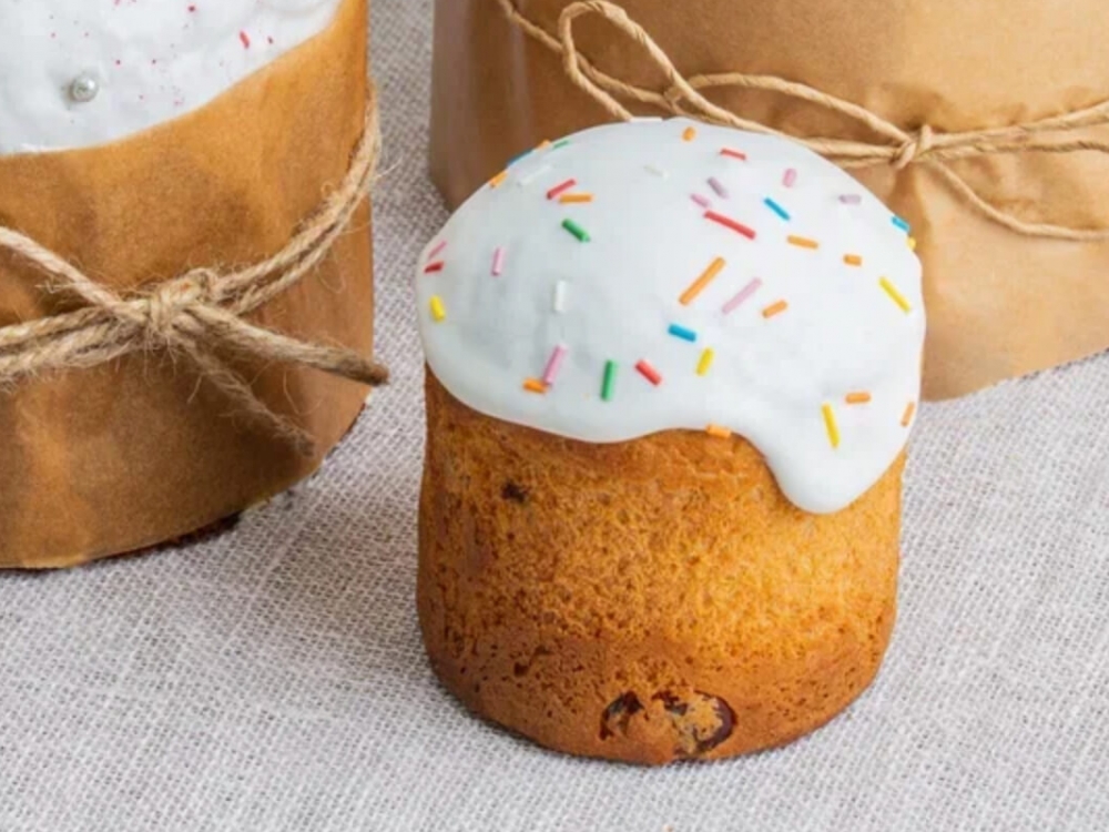 Кулич дрожжевой с белковой глазурью