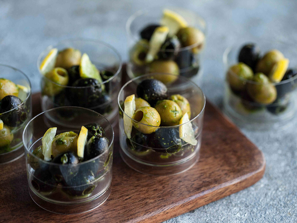 Маслины и оливки в стаканичке (6 шт, 192 гр)