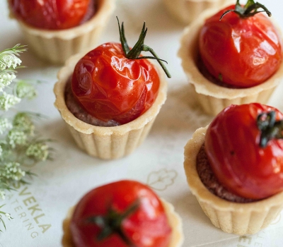 Тарталетки с куриным пате и томатами черри 12 шт.